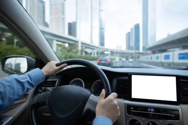 Mensen Handen Houden Stuurwiel Tijdens Het Rijden Auto Moderne Stadsweg — Stockfoto