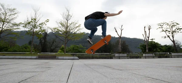 Skateboardåkare Skateboard Utomhus Morgonen — Stockfoto