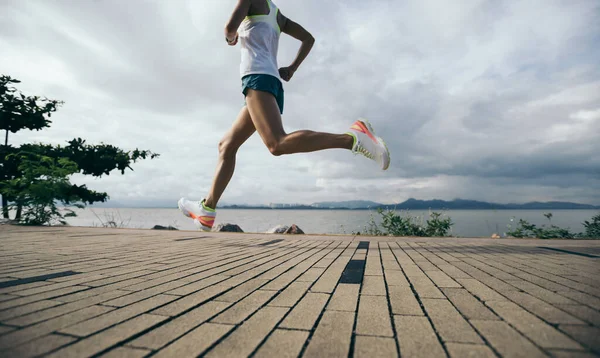 Fitness Vrouw Loopt Training Voor Marathon Zonnige Kustpad — Stockfoto