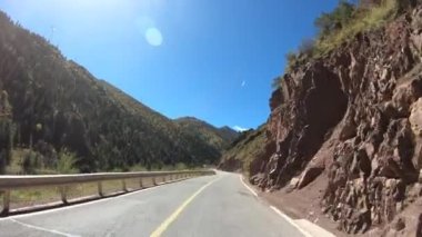 Çin 'de otoyolda araba sürmek Gökyüzü manzaralı ve yeşil dağlarla