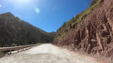 Çin 'de otoyolda araba sürmek Gökyüzü manzaralı ve yeşil dağlarla