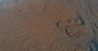 Güzel kaynayan gayzer su yüzeyinin yakın görüntüsü