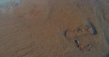 Güzel kaynayan gayzer su yüzeyinin yakın görüntüsü