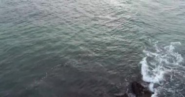 hareket eden okyanus dalgalarının hava görüntüsü