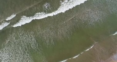 hareket eden okyanus dalgalarının hava görüntüsü