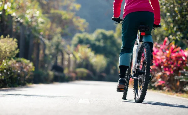 Woman Cyling Tropical Spring Park — Stock Photo, Image