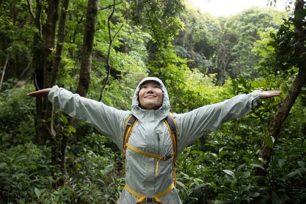 Liberté Femme Routard Randonnée Bras Ouverts Dans Forêt Printemps — Photo