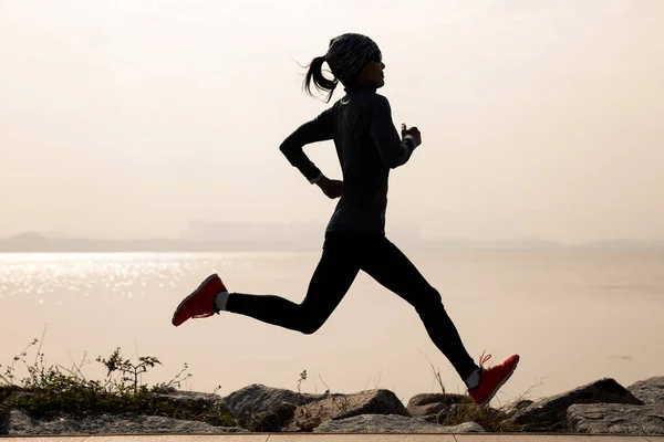 Fitness Mujer Corriendo Costa Invierno — Foto de Stock
