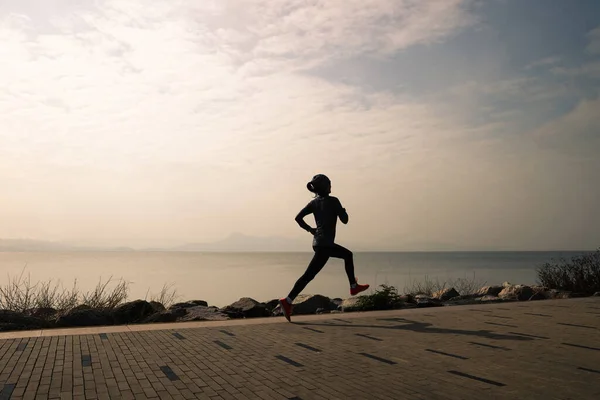 Fitness Mujer Corriendo Costa Invierno — Foto de Stock