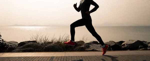 Fitness Žena Běží Zimním Pobřeží — Stock fotografie