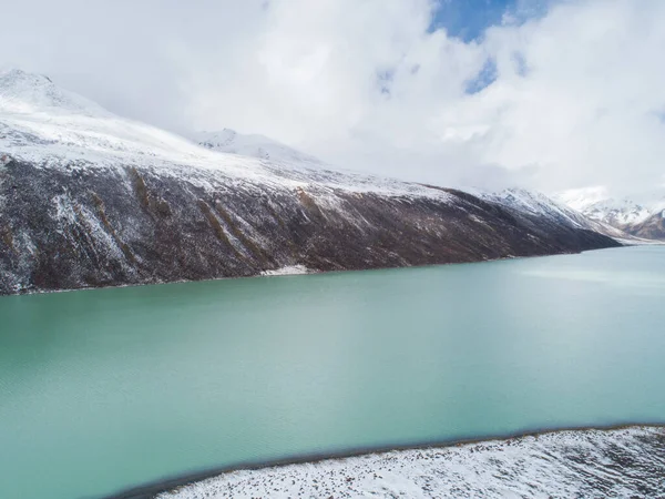 中国西藏雪山和泻湖的空中景观 — 图库照片