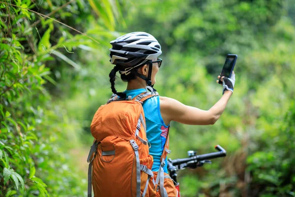 Femme Cycliste Utiliser Smartphone Lors Équitation Vtt Sur Sentier Forestier — Photo