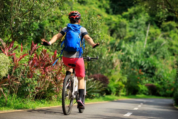 Donna Senza Mani Bicicletta Sul Sentiero Del Parco Tropicale Estate — Foto Stock