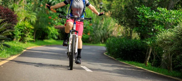夏天在热带公园小径上没有手骑自行车的女人 — 图库照片
