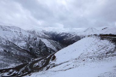 Kış günü yüksek irtifa dağlarında kar yağıyor.
