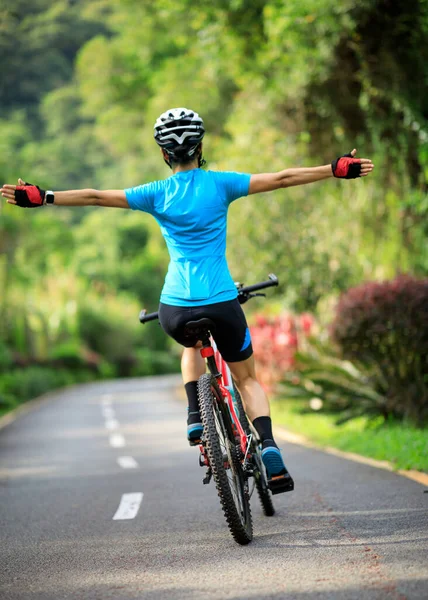 Mujer Sin Manos Bicicleta Sendero Del Parque Tropical Verano — Foto de Stock