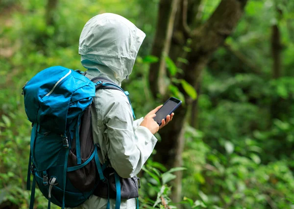 Kvinna Vandrare Med Hjälp Smartphone Vårskogen — Stockfoto