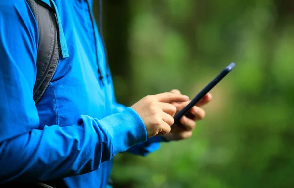 Žena Turistka Pomocí Smartphone Jarním Lese — Stock fotografie