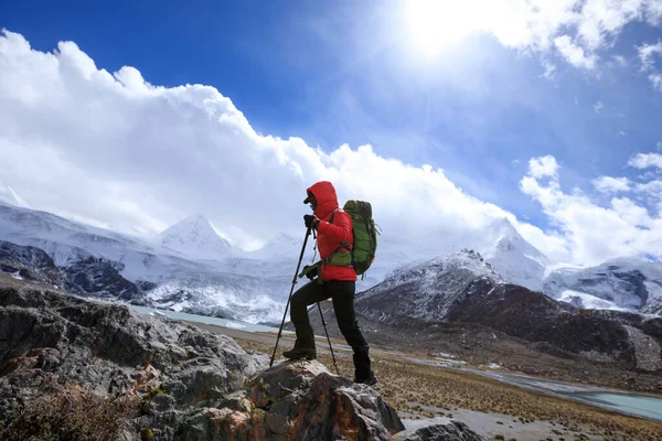 Vrouw Backpacker Wandelen Winter Hoge Bergen — Stockfoto