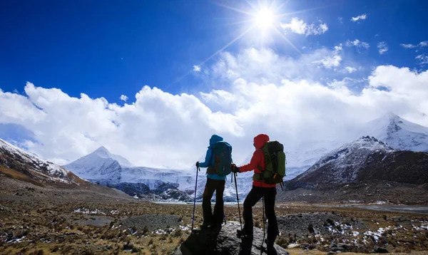 Kışın Yüksek Irtifa Dağlarında Yürüyüş Yapan Iki Kadın Yürüyüşçü — Stok fotoğraf