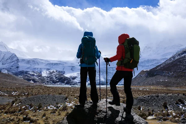 Duas Mulheres Caminhantes Caminhadas Inverno Montanhas Alta Altitude — Fotografia de Stock