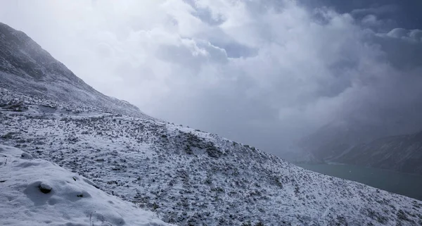 Snöar Höga Höjder Berg Vintern Dag — Stockfoto