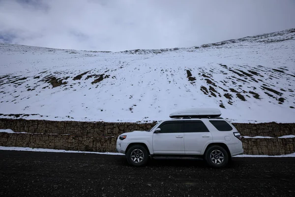 Conducir Fuera Del Coche Carretera Nieve Sendero Montaña Gran Altitud — Foto de Stock
