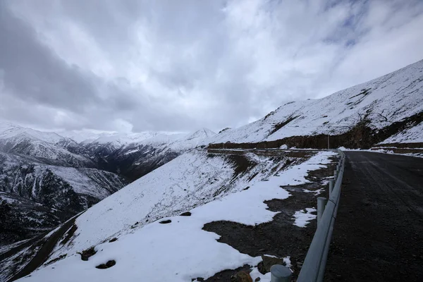 Kış günü yüksek irtifa dağlarında kar yağıyor.