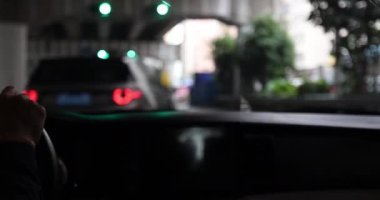 Şehrin, köprünün altındaki yol görüşü bulanık.