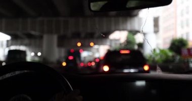 Şehrin, köprünün altındaki yol görüşü bulanık.