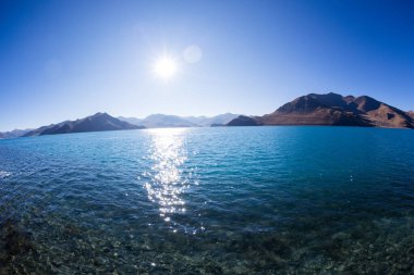 Tibet Çin 'de Yamdrok Gölü