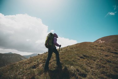 Sırt çantalı gezgin yüksek irtifa dağının zirvesinde