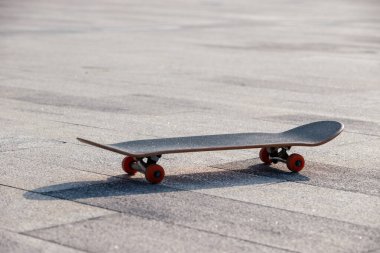 Güneşli bir sabahta açık havada kaykay.