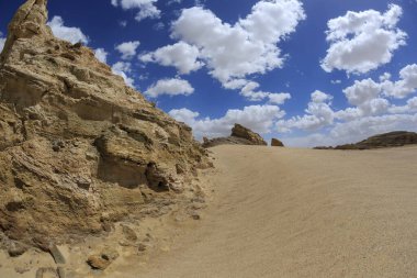 Çin 'in batısındaki yardang arazisi