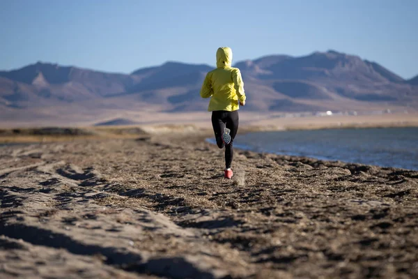 Vrouw Trail Loper Cross Country Hardlopen Winter Hoge Hoogte Meer — Stockfoto