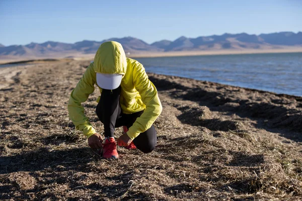 Mujer Trail Runner Atando Cordones Zapatos Corriendo Invierno Junto Lago — Foto de Stock