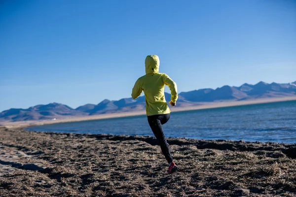 Kadın Koşucu Kışın Yüksek Irtifada Göl Kenarında Koşuyor — Stok fotoğraf