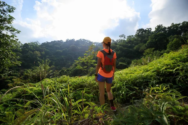 Femme Coureuse Sentier Regardant Paysage Lever Soleil Après Avoir Couru — Photo