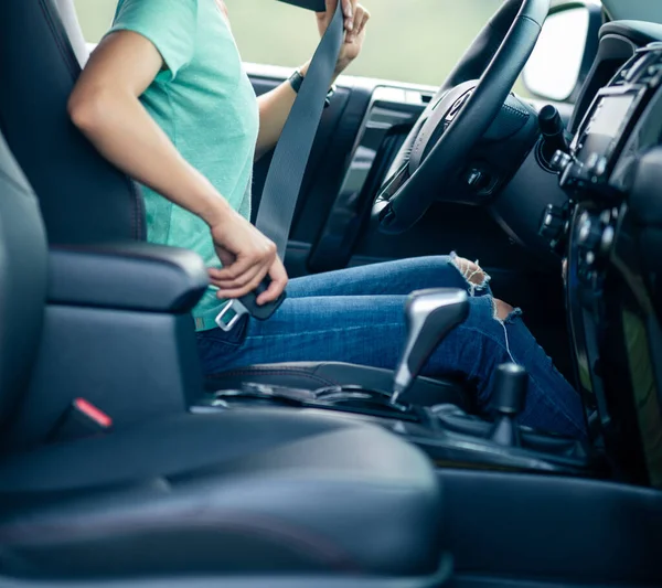 Sopir Wanita Pasang Sabuk Pengaman Sebelum Mengendarai Mobil — Stok Foto