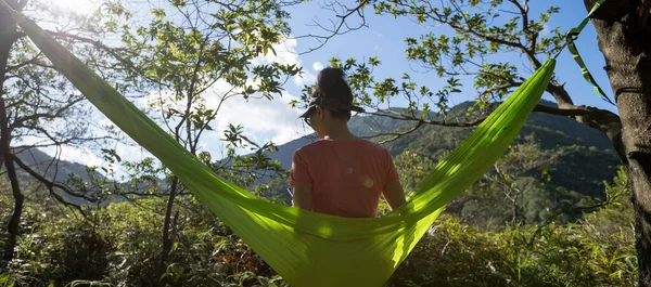 Relajante Mano Hamaca Usando Smartphone Bosque Tropical —  Fotos de Stock