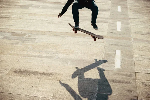 Ασιάτισσα Γυναίκα Skateboarding Skateboarding Στη Σύγχρονη Πόλη — Φωτογραφία Αρχείου