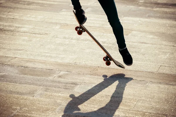 Mulher Asiática Skatista Skate Cidade Moderna — Fotografia de Stock