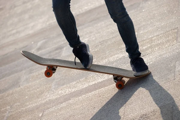 Femme Asiatique Skateboarder Skateboard Dans Ville Moderne — Photo