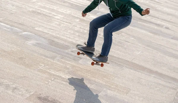 Femme Asiatique Skateboarder Skateboard Dans Ville Moderne — Photo