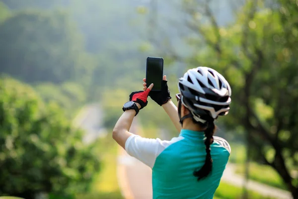 Radweg Befahren Bei Sonnigem Wetter Mit Dem Smartphone Fotografieren — Stockfoto