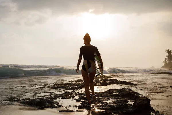 Vrouw Surfer Met Surfplank Gaat Surfen Aan Zee — Stockfoto