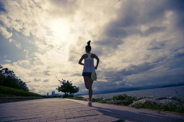 Mujer Fitness Corriendo Por Sendero Costa Soleada —  Fotos de Stock