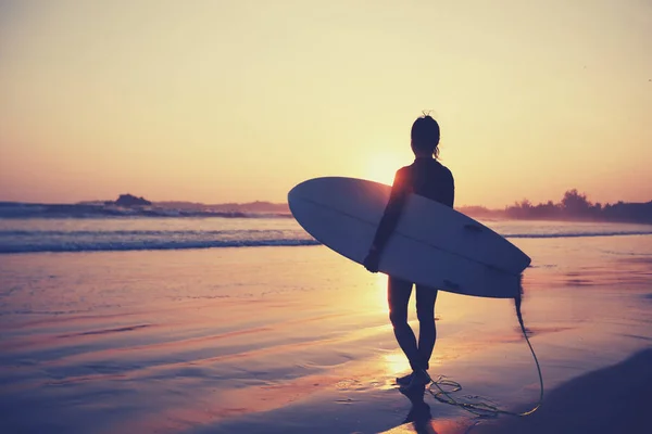 Surferin Mit Surfbrett Strand Bei Sonnenuntergang — Stockfoto