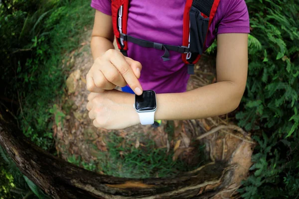 Asiatisk Kvinna Ultramarathon Löpare Ställa Smartwatch Innan Kör Tropisk Regnskog — Stockfoto