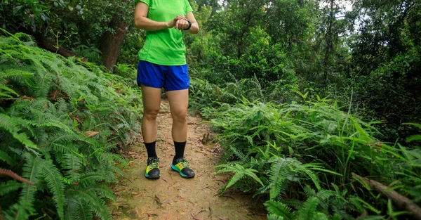 Femme Asiatique Coureur Ultramarathon Mis Smartwatch Avant Courir Forêt Tropicale — Photo